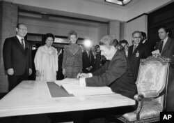 지난 1983년 11월 한국을 방문한 로널드 레이건 미국 대통령이 청와대 방명록에 서명하는 동안 영부인 낸시 레이건 여사와 한국의 전두환 대통령, 영부인 이순자 여사가 지켜보고 있다.