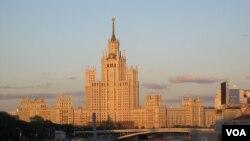 夕阳下莫斯科河畔的斯大林时代建筑。（美国之音白桦拍摄）