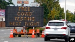 ស្លាក​សញ្ញា​ណែនាំ​អ្នកបើកបរ​យានយន្ត​ទៅកាន់​កន្លែង​ធ្វើតេស្ត​រក​ជំងឺ​កូវីដ១៩ នៅ​ថ្ងៃទី២២ ខែកញ្ញា ឆ្នាំ២០២១ នៅ​ក្រុងTukwila នៃ​រដ្ឋវ៉ាស៊ីនតោន សហរដ្ឋ​អាមេរិក។