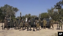 Foto dari video yang dirilis Boko Haram tahun 2014 menunjukkan Abubakar Shekau (tengah), pemimpin kelompok ekstremis Islam di Nigeria itu. (Foto: Dok)