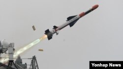 한국 군 당국이 해군 함정에서 발사해 적 지상 표적을 파괴하는 '전술함대지유도탄' 개발을 완료했다. 방위사업청은 18일 "전술함대지유도탄 개발을 지난달 성공적으로 끝냈다"며 "2011년부터 7년간 연구개발 끝에 시험평가 전 항목 기준을 충족해 전투용 적합 판정을 받았다"고 전했다. 사진은 전술함대지유도탄 경사형.