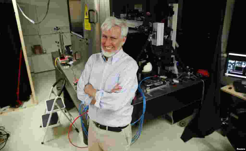 Professor John O&#39;Keefe, one of three winers of the 2014 Nobel Prize for medicine, poses in his laboratory at University College London, in London, England, Oct. 6, 2014. 