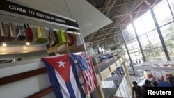 រូប​ឯកសារ៖ ទង់​ជាតិ​អាមេរិក​និង​គុយ​បាន​ ត្រូវ​បាន​ដាក់​តាំង​ក្នុង​ពិព័ណ៌​ Havana International Fair (FIHAV) កាល​ពី​ថ្ងៃ​ទី​២ ខែ​វិច្ឆិកា ឆ្នាំ​២០១៦។​