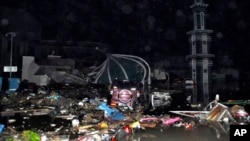 Sebuah masjid yang rusak parah karena gempa di Palu.