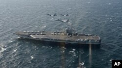 Arhiva - Američki F/A-18s i japanski F/A-15s lete iznad američkog nosača aviona Ju-es-es Ronald regan u susret zajedničkoj vojnoj vežbi na nedefinisanoj lokaciji, na fotografiji koju su obezbedile Japanske odbrambene snage, 10. novembra 2017.