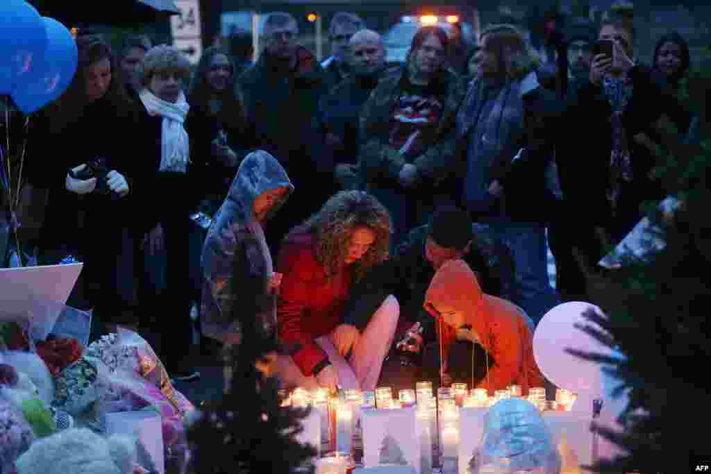 Warga berkumpul untuk berdoa bersama di dekat SD Sandy Hook, Newtown, Connecticut, di minggu pertama pasca penembakan di sekolah itu, 16 Desember 2012. (Mario Tama/Getty Images/AFP)
