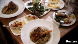 Beberapa makanan tradisional Suriah yang disajikan di meja dalam Festival Kuliner Pengungsi di Athena, Yunani, 19 Juni 2017. (Foto:dok)