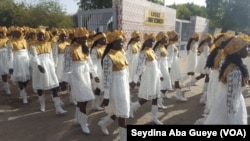 Les majorettes de Kennedy quittent leur lycée pour rejoindre la Place de la Nation ce 4 avril à Dakar, Sénégal. (VOA/Seydina Aba Gueye)