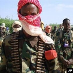 Recently trained Shebab fighters during military exercise in northern Mogadishu's Suqaholaha neighborhood (Jan 2010 file photo)