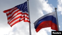Bendera Rusia dan AS berkibar di dekat pabrik Ford Sollers di Vsevolozhsk, wilayah Leningrad, Rusia 27 Maret 2019. (REUTERS/Anton Vaganov)