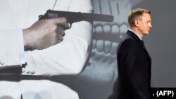 Aktor Inggris Daniel Craig berpose untuk fotografer pada sesi pemotretan untuk film James Bond baru 'Spectre' pada 28 Oktober 2015 di Berlin. (Foto: AFP)
