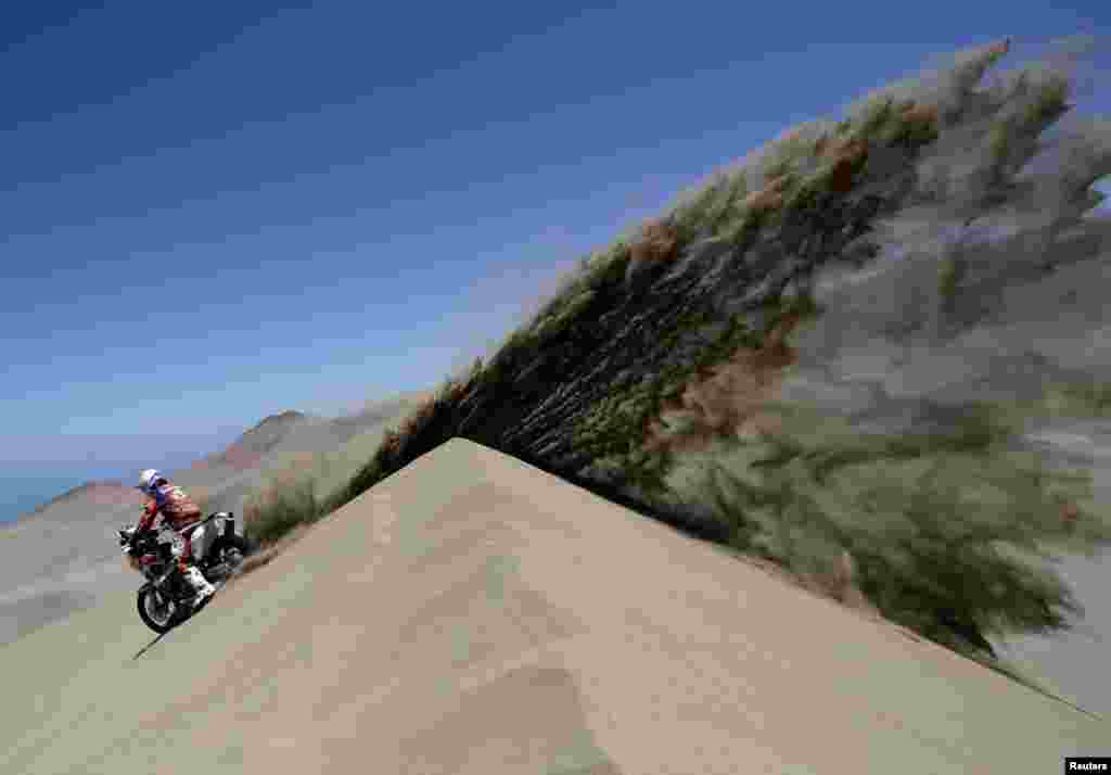 Pebalap Jordi Viladoms dari Spanyol memacu motornya melewati bukit pasir pada etape ke-9 Reli Dakar dari kota Calama ke kota Iquique, Chile. 