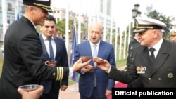 "პორტერის" კაპიტანი ქრეგ ტრენტი (მარცხნივ) ბათუმში ღვინის ფიალით