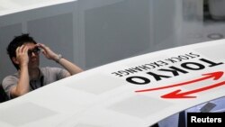 港人英领馆外示威占领促英国履行责任（美国之音海彦拍摄）