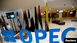 Nembo ya OPEC nje ya ukumbi wa mkutano wa Algiers, Algeria. Septemba 28, 2016