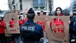 “无国界记者”组织成员在土耳其驻法国巴黎大使馆前示威，声援被拘禁的土耳其新闻从业者。（2018年1月5日）