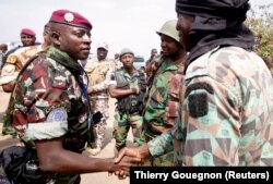 Le lieutenant-Colonel Cherif Ousmane rencontre les soldats mutins à l'aéroport de Bouaké, en Côte d'Ivoire,le 13 janvier 2017.