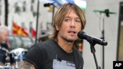 Keith Urban performs on NBC's "Today" show, Sept. 10, 2013 in New York.