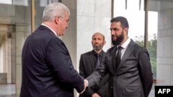 មេដឹកនាំថ្មី​របស់​ប្រទេស​ស៊ីរី និង​ជា​ប្រធាន​ក្រុម Hayat Tahrir al-Sham (HTS) លោក Ahmed al-Sharaa (ស្តាំ) បាន​ទទួល​ជួប​រដ្ឋមន្ត្រី​ការបរទេស​អ៊ុយក្រែន​លោក Andrii Sybiha (Andriy Sybiga) នៅ​ទីក្រុង​ដាម៉ាស នៅថ្ងៃទី៣០ ខែធ្នូ ឆ្នាំ២០២៤។