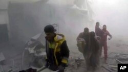 សមាជិក​មក​សរ​ជួយ​សង្រ្គោះ​ប្រជាជន​ពី​ការ​វាយ​ប្រហារ​តាម អាកាស​របស់​រដ្ឋាភិបាល​ស៊ីរី​ក្នុង​ទីក្រុង​ Damascus ប្រទេស​ស៊ីរី។