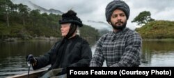 Actors Judi Dench and Ali Fazal in a scene from the film "Victoria & Abdul."