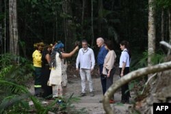 Presiden Amerika Serikat Joe Biden mengunjungi Museu da Amazonia bersama putrinya, Ashley Biden (kanan) dan cucunya Natalie Biden (kedua dari kanan), saat mereka mengunjungi Hutan Hujan Amazon di Manaus, Brazil, 17 November 2024. (SAUL LOEB/AFP)
