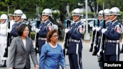 台湾总统蔡英文在台北与马绍尔群岛总统希尔达·海因出席仪仗队欢迎仪式。（2018年7月27日）