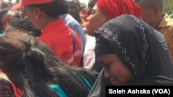 Des femmes pleurent les lycéennes de Chibok que Boko Haram a enlevées, à Abuja, Nigeria, 15 novembre 2017.
