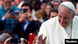 Le pape François bénit la foule à l’arrivée de son cortège au parc Simon Bolivar à Bogota, Colombie, 7 septembre 2017.