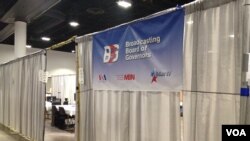 Kantor sementara VOA, Al-Hurra dan MartiTV di arena konvensi, Tampa Convention Center (Ade Astuti/VOA).