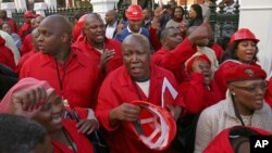 Julius Malema, au centre, leader des Combattants pour la liberté économique" (EFF) conduit une manifestation devant le parlement sud-africain, Le Cape, Afrique du Sud, le 21 aout 2014.