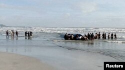 មនុស្ស​ម្នា ស្វែងរក​ជន​រងគ្រោះ​នៅ​ឆ្នេរ Tanjung Balau បន្ទាប់ពី​ទូក​ដឹក​ជន​ចំណាកស្រុក​បាន​ក្រឡាប់ ដោយ​បាន​សម្លាប់​មនុស្ស​មួយ​ចំនួន ខណៈ​អ្នក​ខ្លះ​ទៀត​នៅ​បន្ត​បាត់​ខ្លួន នៅ​ក្នុង​ក្រុង Kota Tinggi រដ្ឋ Johor ប្រទេស​ម៉ាឡេស៊ី កាលពី​ថ្ងៃទី១៥ ខែធ្នូ ឆ្នាំ២០២១។