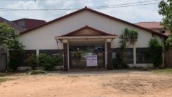 ខណៈចំនួនភ្ញៀវទេសចរណ៍ធ្លាក់ចុះ សណ្ឋាគារ ភោជនីយដ្ឋាន ហាងលក់វត្ថុអនុស្សាវរីយ៍ ត្រូវបានដាក់ជួល ឬលក់ នៅក្នុងខេត្តសៀមរាប កាលពីថ្ងៃទី៩ ខែវិច្ឆិកា ឆ្នាំ២០១៩។ (ធីតា វីន/VOA)