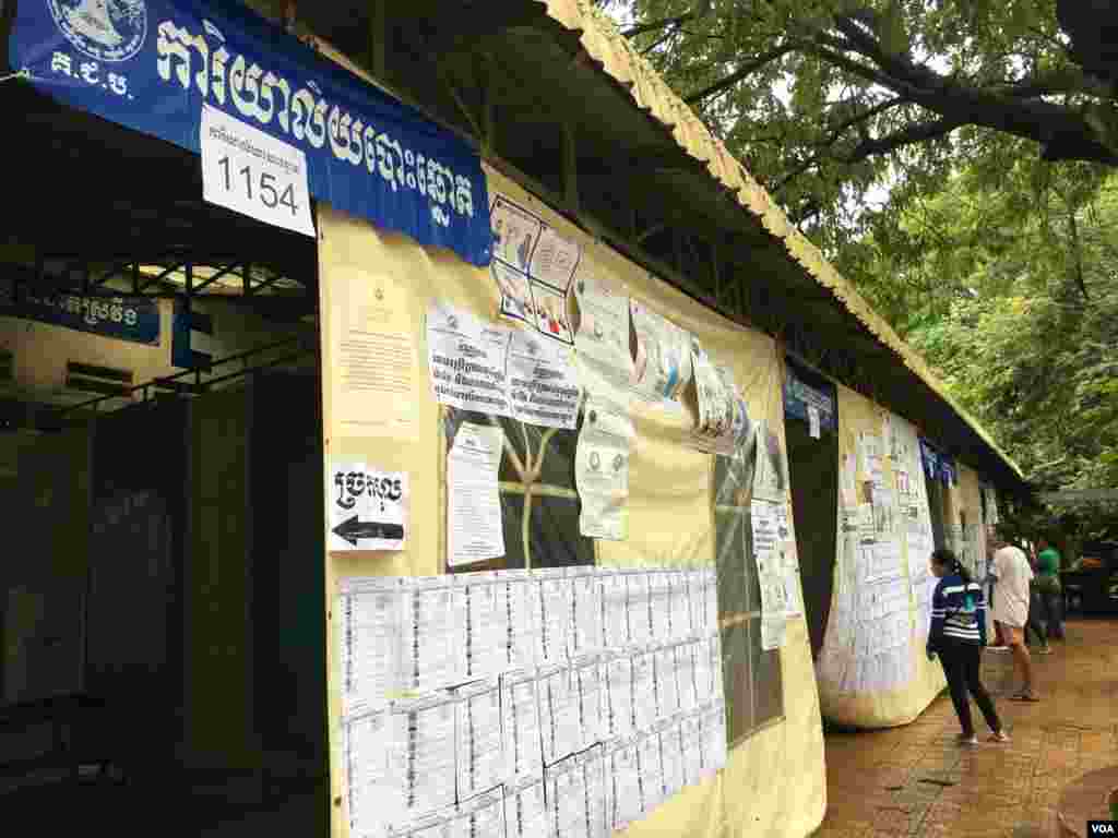 ការិយាល័យ​បោះឆ្នោត​មួយ​ ត្រៀម​សម្រាប់​ថ្ងៃ​បោះឆ្នោត​ ក្នុង​រាជធានី​ភ្នំពេញ នៅថ្ងៃទី៣​ ខែមិថុនា​ ឆ្នាំ២០១៧។ (ហ៊ាន សុជាតា/VOA)