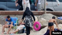 Une femme musulmane porte un burkini, sur les plages de Marseille, France, le 17 août 2016.