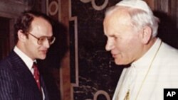 VOA's Jack Payton, then a reporter for United Press International, shakes hands with Pope John Paul II during an audience at the Vatican in 1982