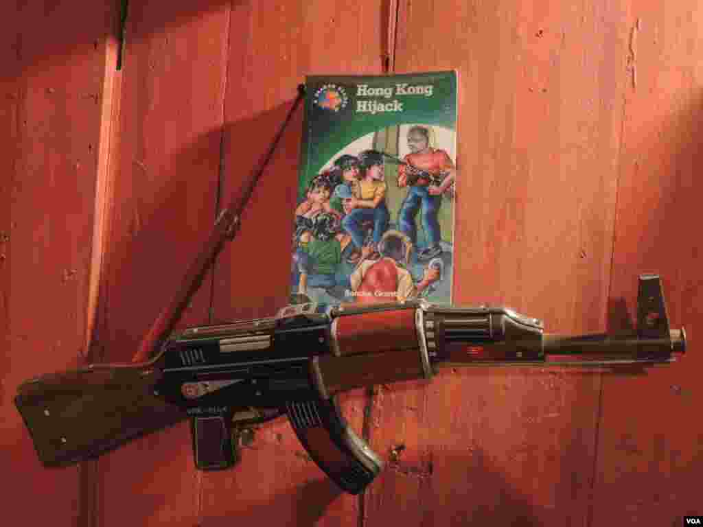 A collectible toy gun from Hong Kong is displayed in Ms. Koo&#39;s bookstore and cafe in Tainan City, Taiwan. (Iris Tong/VOA) 