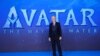 Sutradara James Cameron tiba di pemutaran perdana film garapannya 'Avatar: The Way of Water' in London, Inggris, pada 6 Desember 2022. (Foto: Reuters/Toby Melville)