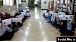 تحصن دانشجویان دانشکده روانشناسی دانشگاه تهران در حمایت از اعتراضات کارگران «نیشکر هفت تپه»