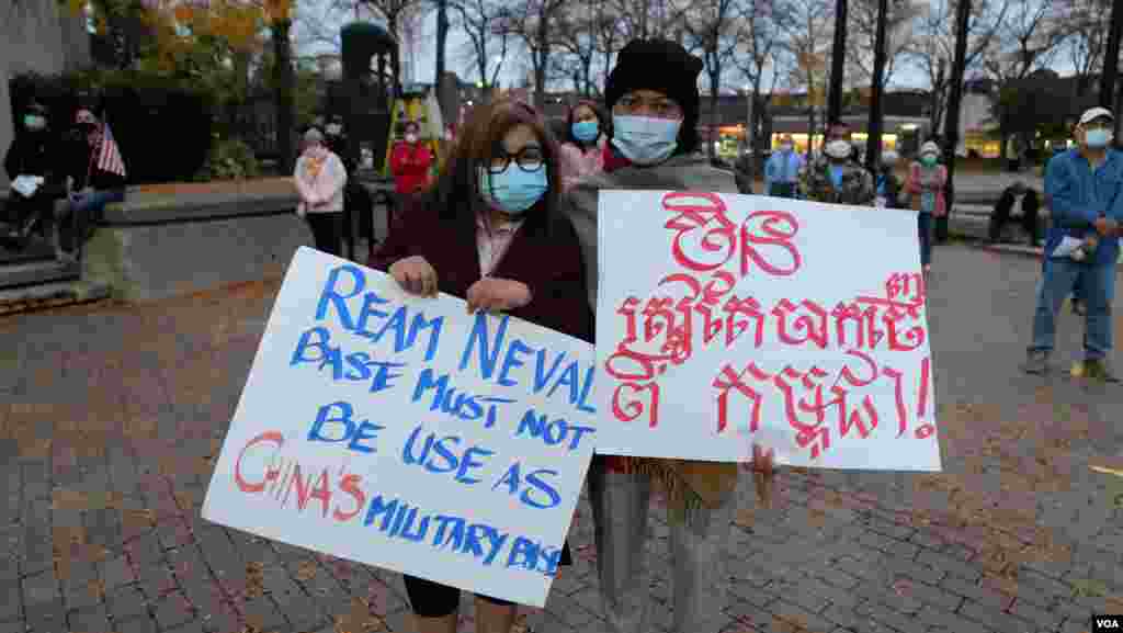 អ្នកស្រី អ៊ុង សោភា និងអ៊ីម ខុម ពលរដ្ឋខ្មែររស់នៅក្រុងឡូវែល បានចូលរួមការប្រមូលផ្តុំគ្នារបស់សមាជិកគណបក្សសង្គ្រោះជាតិ ដើម្បីប្រារព្ធ​ខួប ២៩ ឆ្នាំ​នៃ​កិច្ច​ព្រមព្រៀង​សន្តិភាព​ទី​ក្រុង​ប៉ារីស​ ទាមទារ​ឲ្យ​លោក​នាយក​រដ្ឋមន្ត្រី​ហ៊ុន សែន​ ឈប់​រំលោភ​កិច្ច​ព្រមព្រៀង​