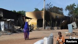 Kangon wani gini a garin Benisheikh a Jihar Borno, bayan da 'yan Boko Haram suka kai farmaki a kan garin, 19 Satumba, 2013. 