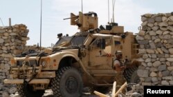 ទាហាន​ម្នាក់​ឈរ​យាម​នៅ​ក្បែរ​កន្លែង​ទម្លាក់​គ្រាប់​បែក​នៅ​ក្នុង​ស្រុក Achin ខេត្ត Nangarhar នៅ​ក្នុង​ប្រទេស​អាហ្វហ្គានីស្ថាន កាលពី​ថ្ងៃទី១៥ ខែមេសា ឆ្នាំ២០១៧។ 