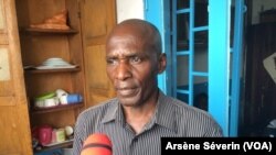 Jean-Pierre Koubandza déplore que l'Etat n'ait pas suivi les doléances des parents de victimes, à Brazzaville, le 11 mai 2018. (VOA/Arsène Séverin)