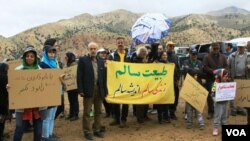 اجتماع جمعی از حامیان محیط زیست شاهرود در اعتراض به برداشت معادن در کوه شاهوار - آرشیو