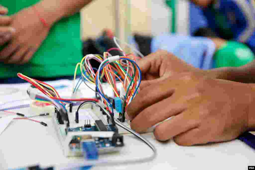 ការ​ពិសោធន៍​លក្ខណៈ​វិទ្យាសាស្ត្រ​ នៅ​ក្នុង​មហោស្រព​ជាតិ​លើក​ទី​៣​នៅ​កម្ពុជា​ ស្តីពី​វិទ្យាសាស្ត្រ​ និង​វិស្វកម្ម​ នៅឯ​ស្តាត​អូឡាំពិក​ ក្នុង​រាជធានី​ភ្នំពេញ​ កាល​ពី​ថ្ងៃ​ទី​៩​ ខែ​មិនា​ ឆ្នាំ​២០១៧។ (ហ៊ាន សុជាតា/VOA)