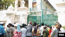 កម្រងរូបភាព៖ «ប្រជាពលរដ្ឋខ្មែររាប់រយនាក់រង់ចាំទទួលអាំងប៉ាវសម្រាប់ពិធីបុណ្យចូលឆ្នាំចិន វៀតណាម»