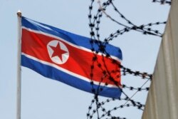 Bendera Korea Utara berkibar di balik kawat di atas tembok Kedutaan Besar Korea Utara di Kuala Lumpur, Malaysia, Senin, 13 Maret 2017. (Foto: dok).