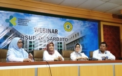 Tim dokter RSUP Dr Sardjito memastikan pasien WN Cina tidak terindikasi virus corona. (Foto:VOA/ Nurhadi)