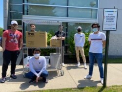 Anak-anak muda anggota IMAAM Center saat memberikan donasi makanan ke rumah sakit di Maryland (dok: IMAAM Center)