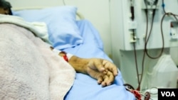 Dialysis is the medical treatment used to cleanse the blood of a patient with serious kidney problems. (Khan Sokummono/ VOA Khmer)